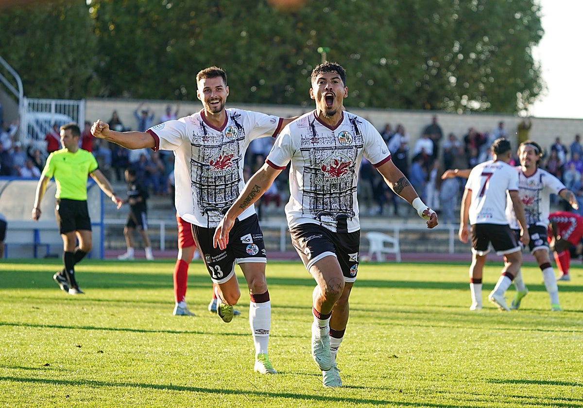 Javi Delgado y Servetti celebran un gol del Salamanca UDS este curso.