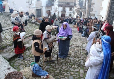 La Navidad en Candelario se vive intensamente con múltiples actividades como el Belén Viviente en la Cuesta de la Romana.