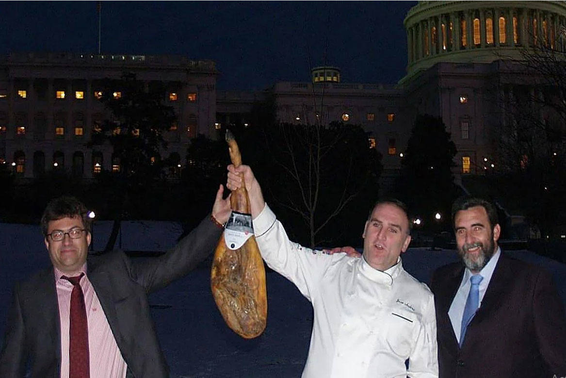 El chef José Andrés con el primer jamón de Embutidos Fermín en USA.