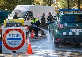 Lavado de vehículos en la zona del foco.
