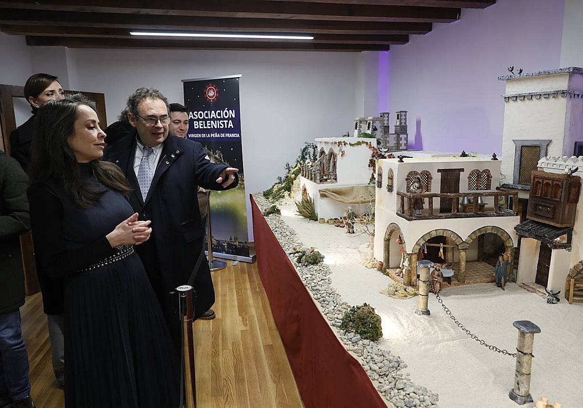 Imagen principal - Un belén construido con más de 200 kilos de material y con una figura escondida