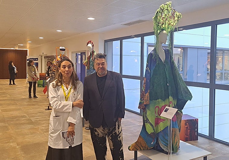 Carmen Rodríguez, gerente del Hospital, y el diseñador Manuel Fernández.
