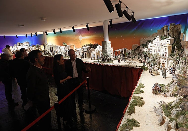 La concejala de Festejos y Tradiciones, Carmen Seguín, durante su visita al belén de la Torre de los Anaya.