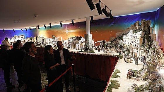 La concejala de Festejos y Tradiciones, Carmen Seguín, durante su visita al belén de la Torre de los Anaya.