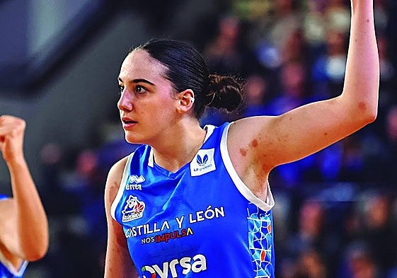 Iyana Martín celebra una de sus canastas frente a Valencia.