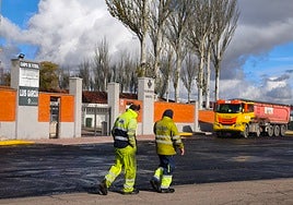 Trabajos de asfaltado en la entrada al polideportivo.