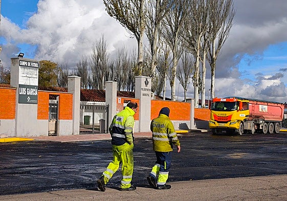 Trabajos de asfaltado en la entrada al polideportivo.