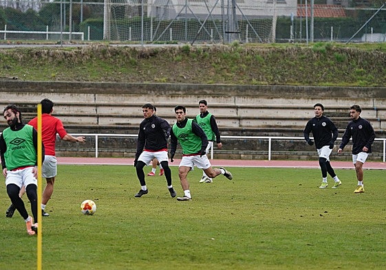Imagen de uno de los partidillos de este jueves en Las Pistas.
