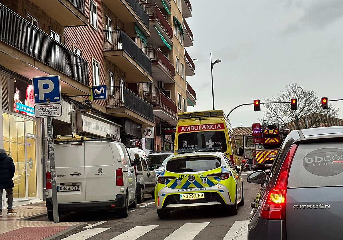 Ambulancia, Policía Local y Bomberos de Salamanca en la avenida de los Maristas.