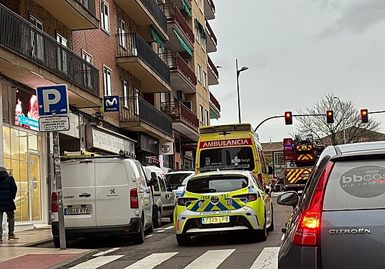 Ambulancia, Policía Local y Bomberos de Salamanca en la avenida de los Maristas.