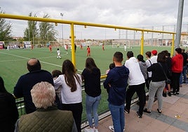 Padres —ajenos a esta información—, siguiendo un encuentro en los campos de El Zurguén, durante un encuentro de Liga de fútbol base.