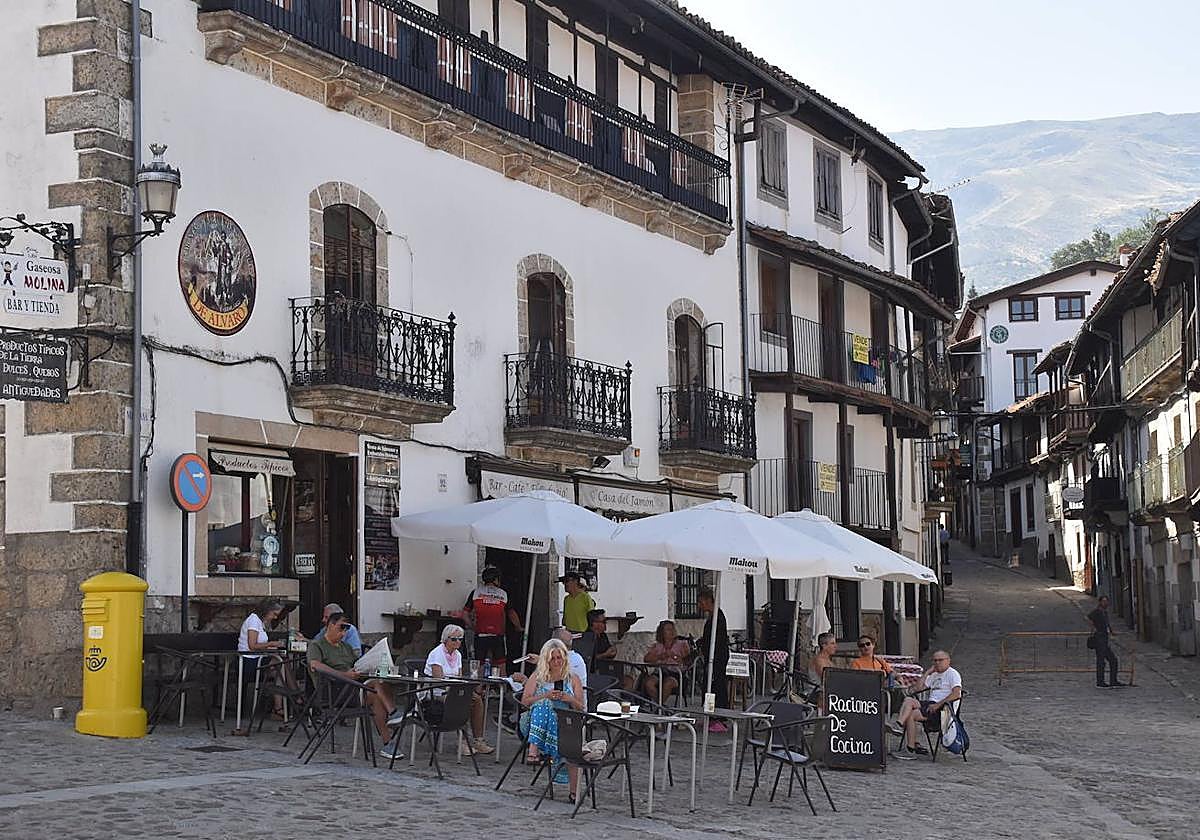 Visitantes, en una terraza en Candelario.