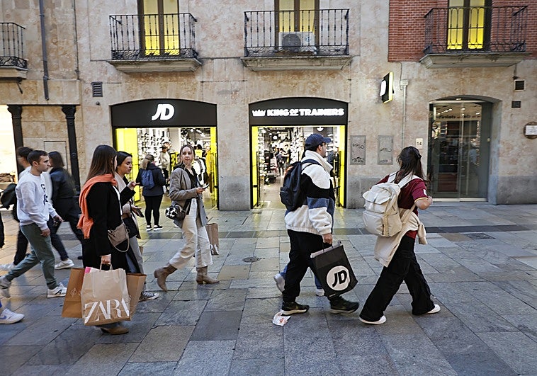 Salmantinos haciendo compras en comercios de la ciudad tras el Black Friday.