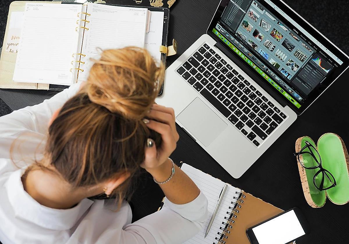 Una joven, estudiando.