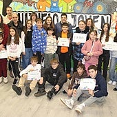 Los ganadores recibieron sus premios en el centro juvenil.