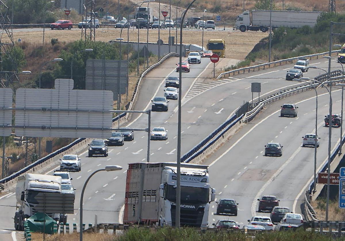 Gran volumen de tráfico durante una operación salida en la glorieta de Buenos Aires.