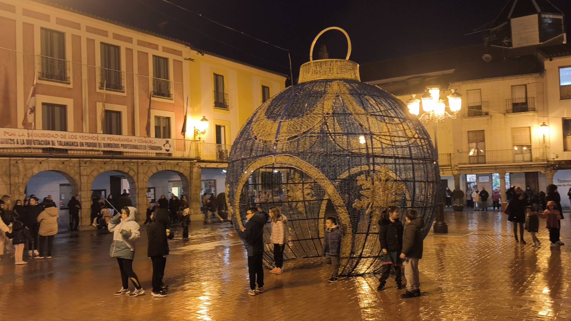 Peñaranda hace brillar sus plazas históricas y calles principales por navidades