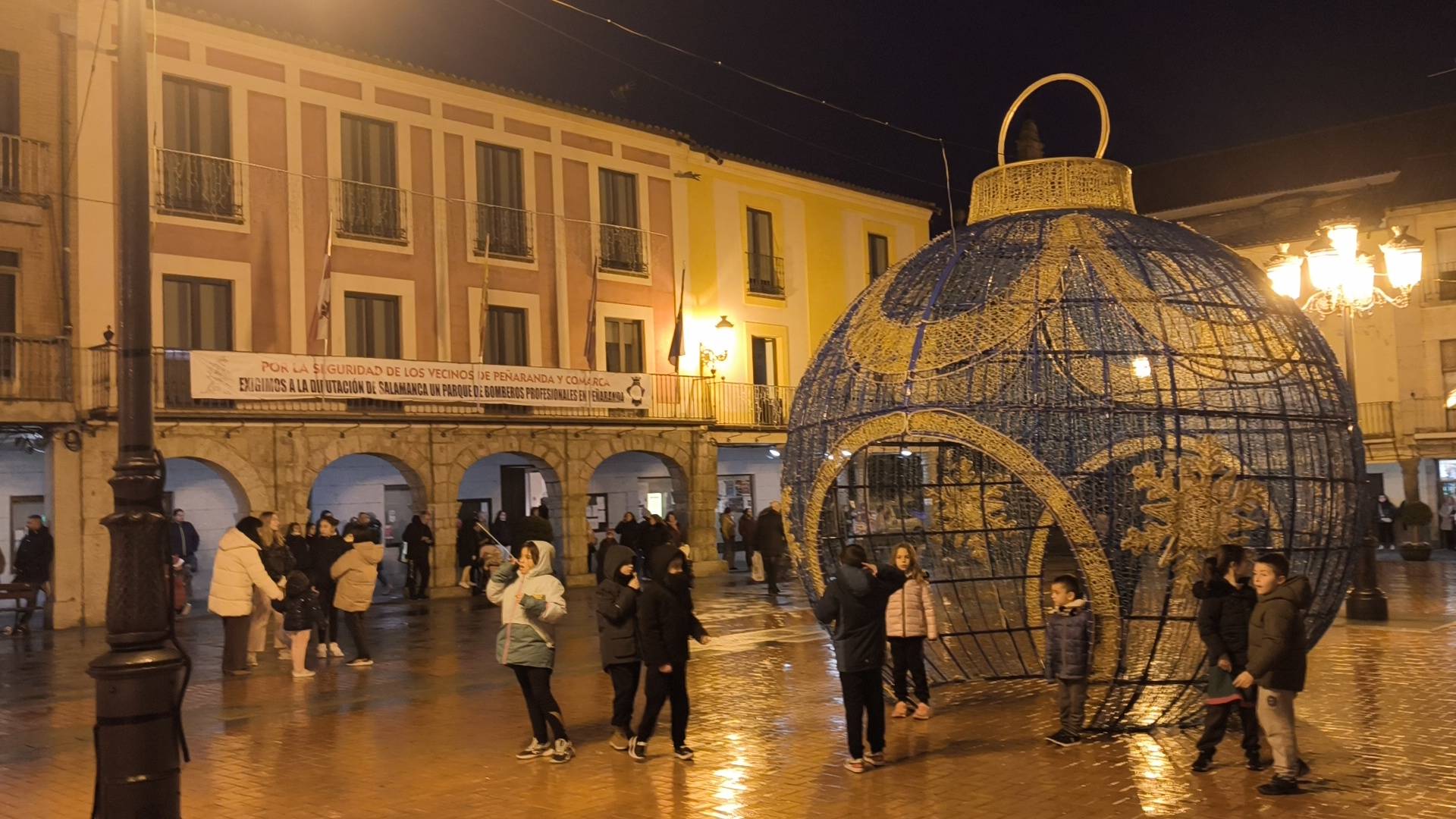 Peñaranda hace brillar sus plazas históricas y calles principales por navidades