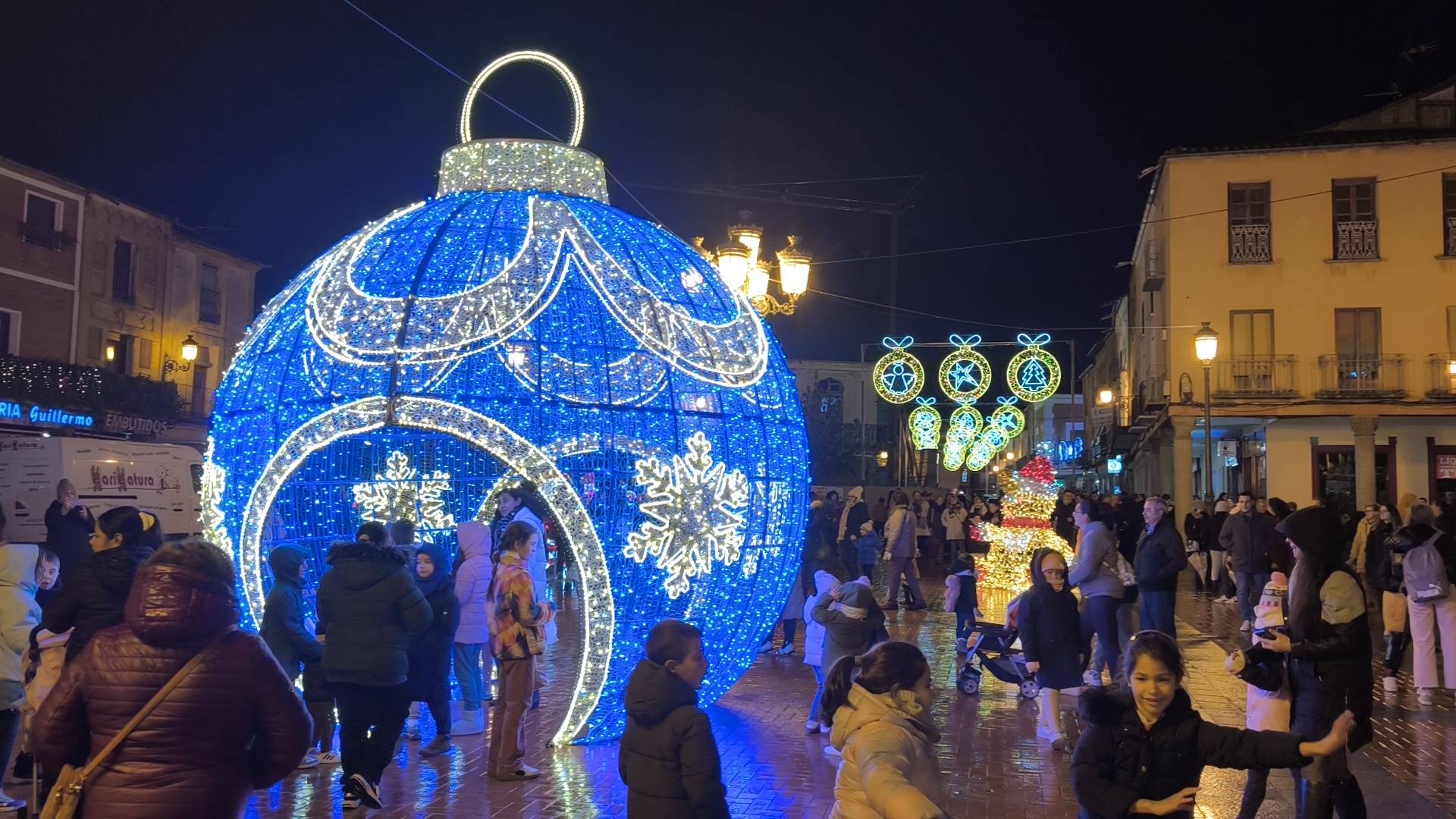 Peñaranda hace brillar sus plazas históricas y calles principales por navidades