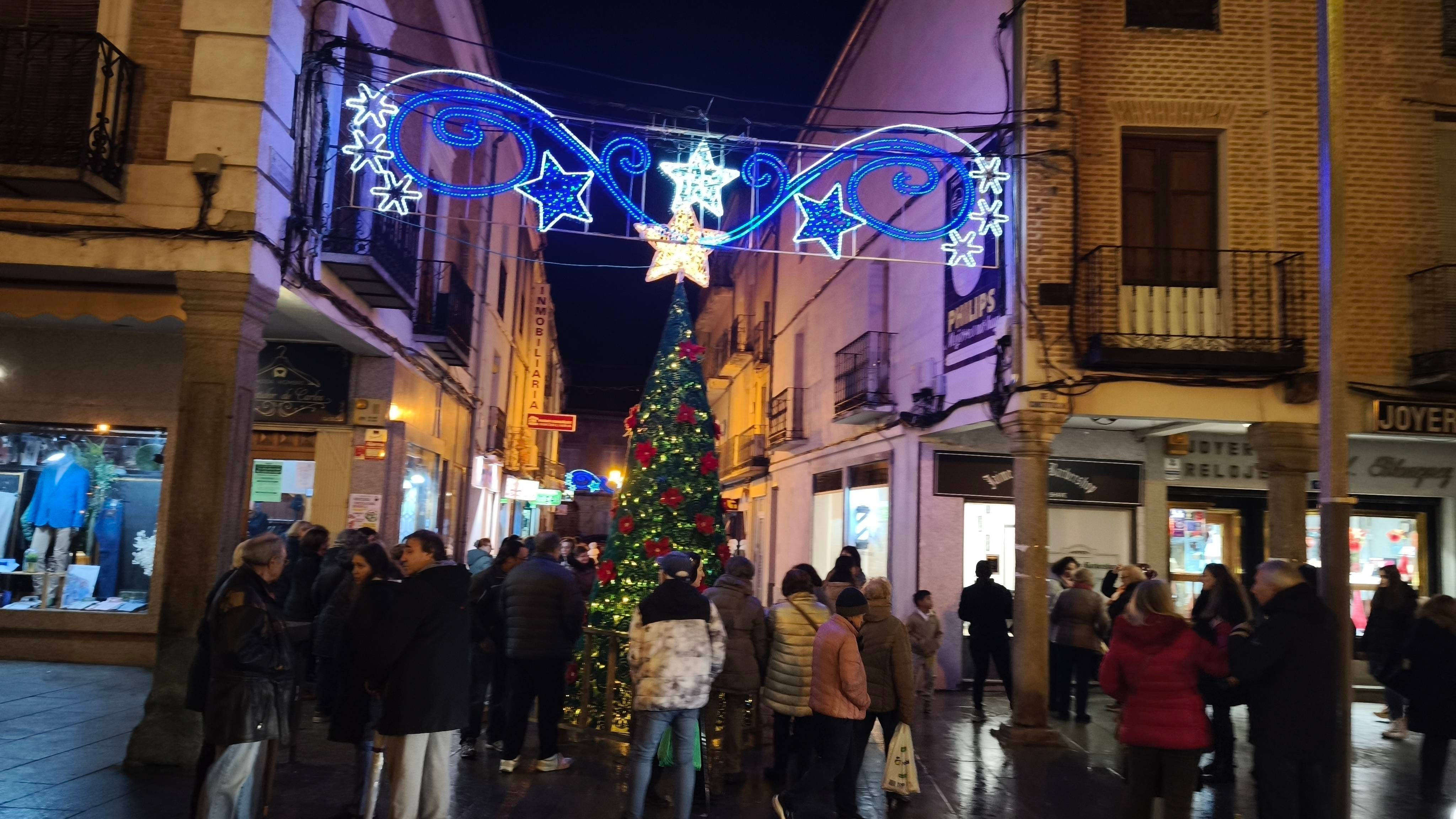 Peñaranda hace brillar sus plazas históricas y calles principales por navidades