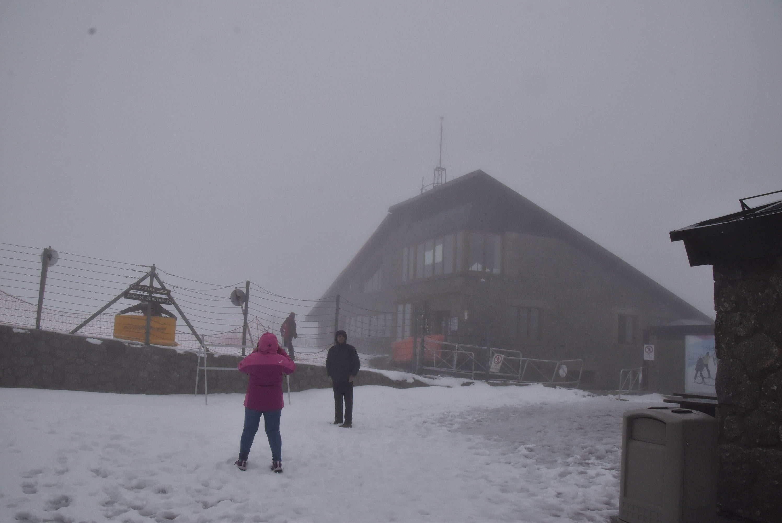 Béjar abre la temporada de nieve en La Covatilla con niebla y lluvia