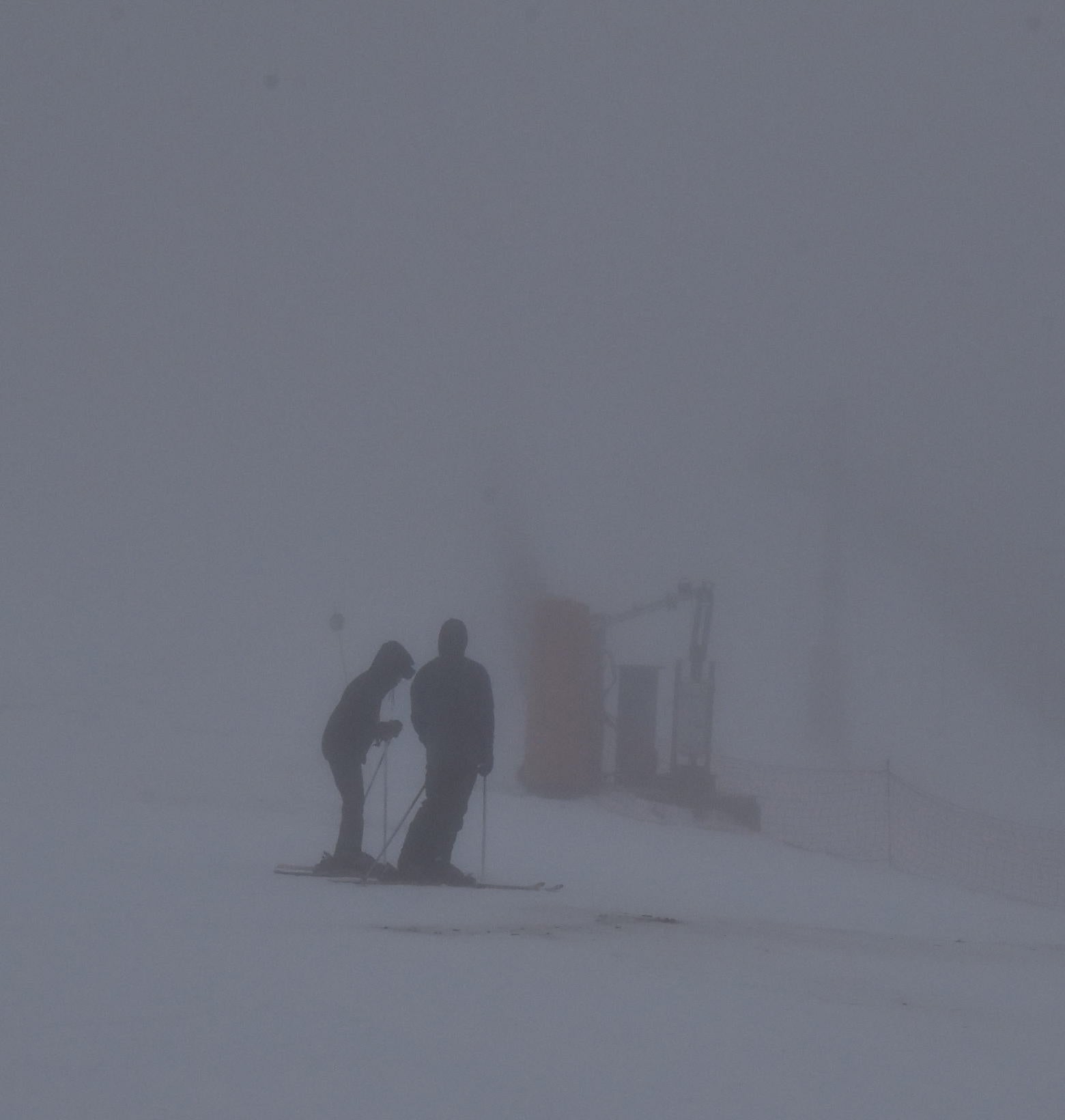 Béjar abre la temporada de nieve en La Covatilla con niebla y lluvia
