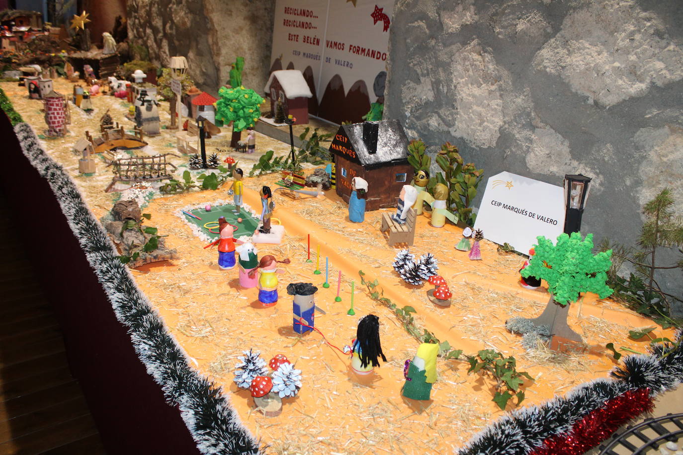 Béjar abre su muestra solidaria de belenes