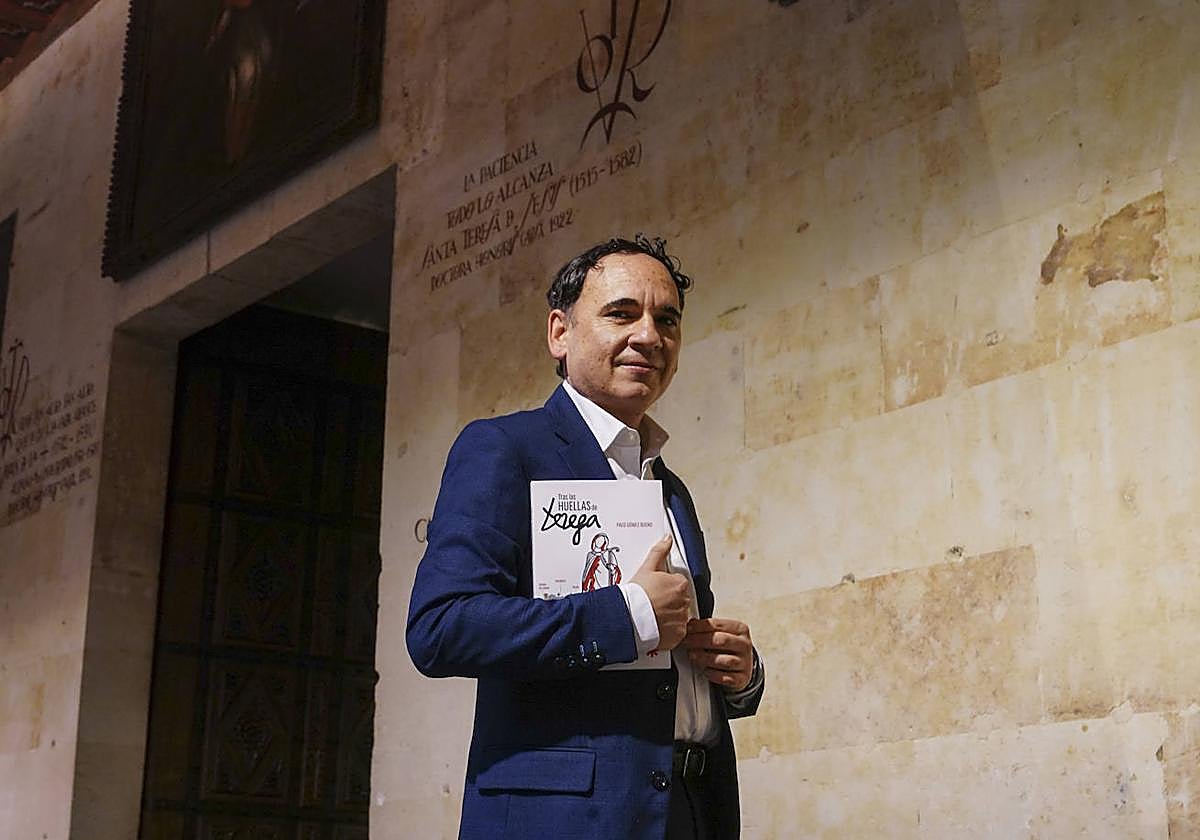 Francisco Gómez, ante el vítor de Santa Teresa de Jesús en la Universidad de Salamanca.