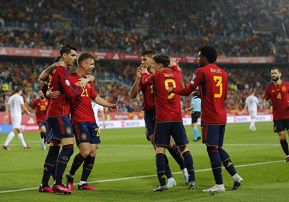 Los jugadores de la Selección celebran un tanto.