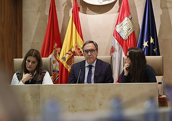 Parres, Carbayo y Rodríguez, este viernes en el pleno.