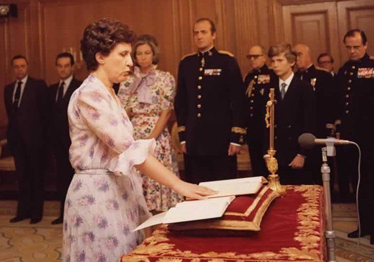 12 de julio de 1980. Gloria Begué jura el cargo como magistrada del Tribunal Constitucional ante los Reyes y autoridades del Estado.