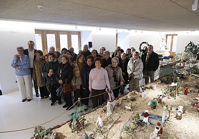 El diputado de Cultura, David Mingo, con las mujeres de la Asociación Damajuanas, de Fuenteguinaldo.