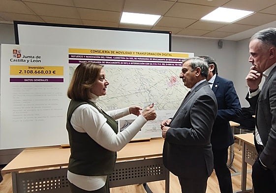 Carmen Ávila, con el consejero José Luis Sanz Merino.