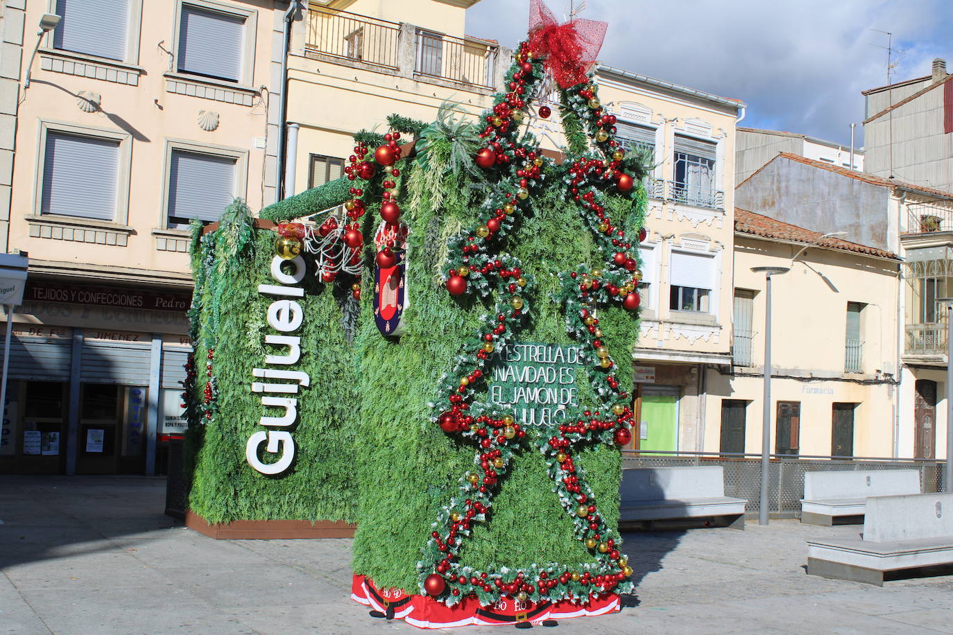 La Plaza Mayor ya luce su ambiente navideño.