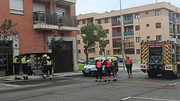Los Bomberos actúan en la calle de Los Toreses.