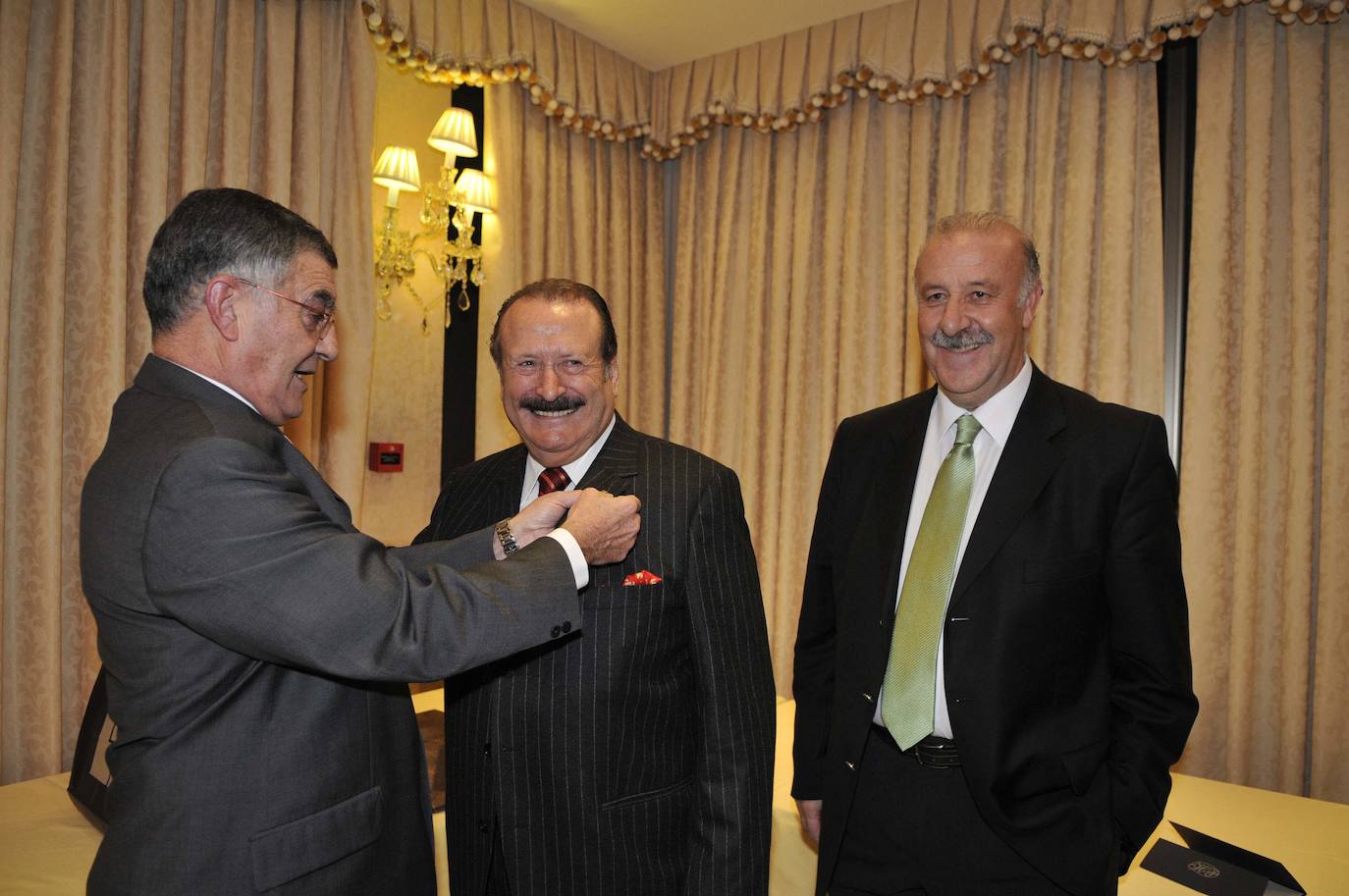 2009 - Cena de los veteranos de la Unión. Se entrega insignia a Del Bosque y Silvestre Sánchez Sierra