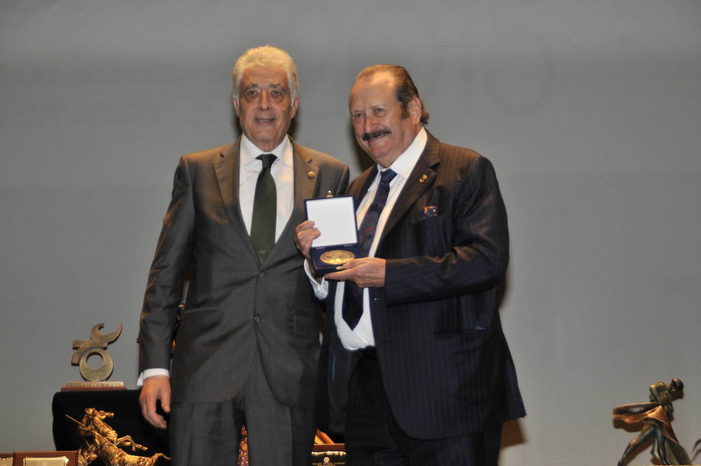 2015 - Silvestre Sánchez Sierra recoge de manos de Javier Galán la medallade honor de la Federación de Peñas 