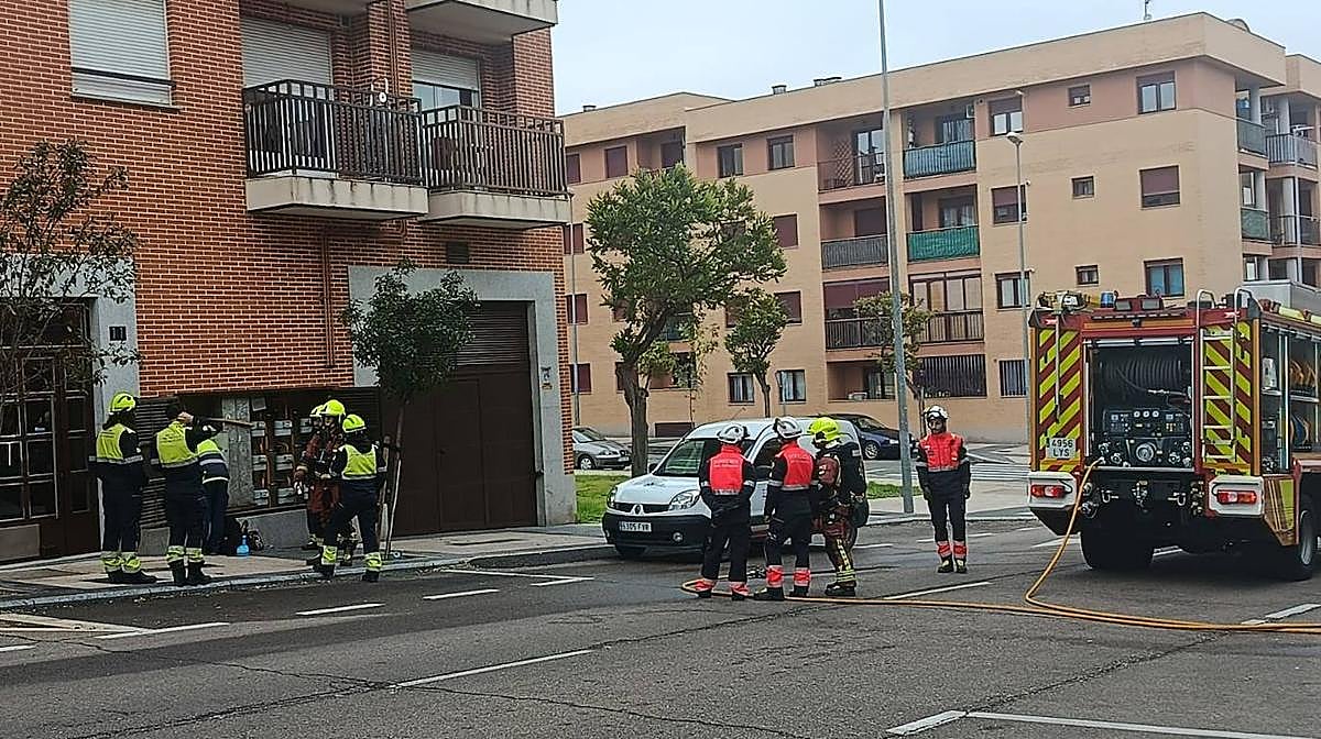 Movilización de los Bomberos hasta la calle de Los Toreses por una posible fuga de gas en un edificio