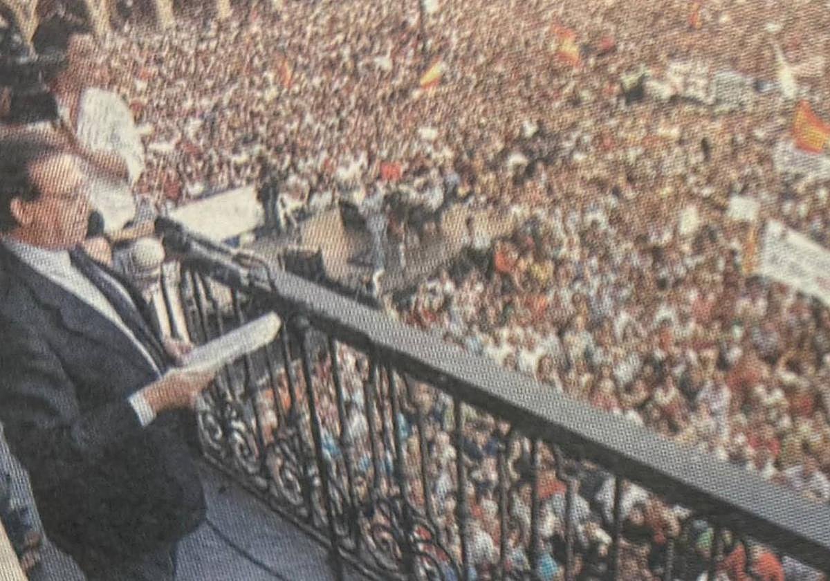 El periodista Alfonso Ussía, leyendo el manifiesto de defensa de la unidad del Archivo General de la Guerra Civil desde el balcón del Ayuntamiento.