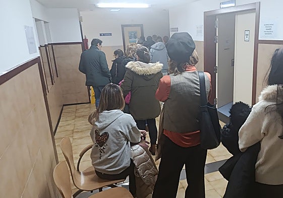 Numerosas personas esperan su turno para vacunarse dentro del dispositivio habilitado sin cita.