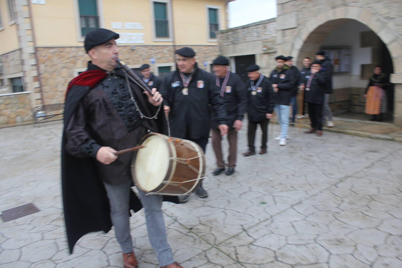 Brindis con vino y aguardiente en la Fiesta de la Matanza Tradicional de Barruecopardo