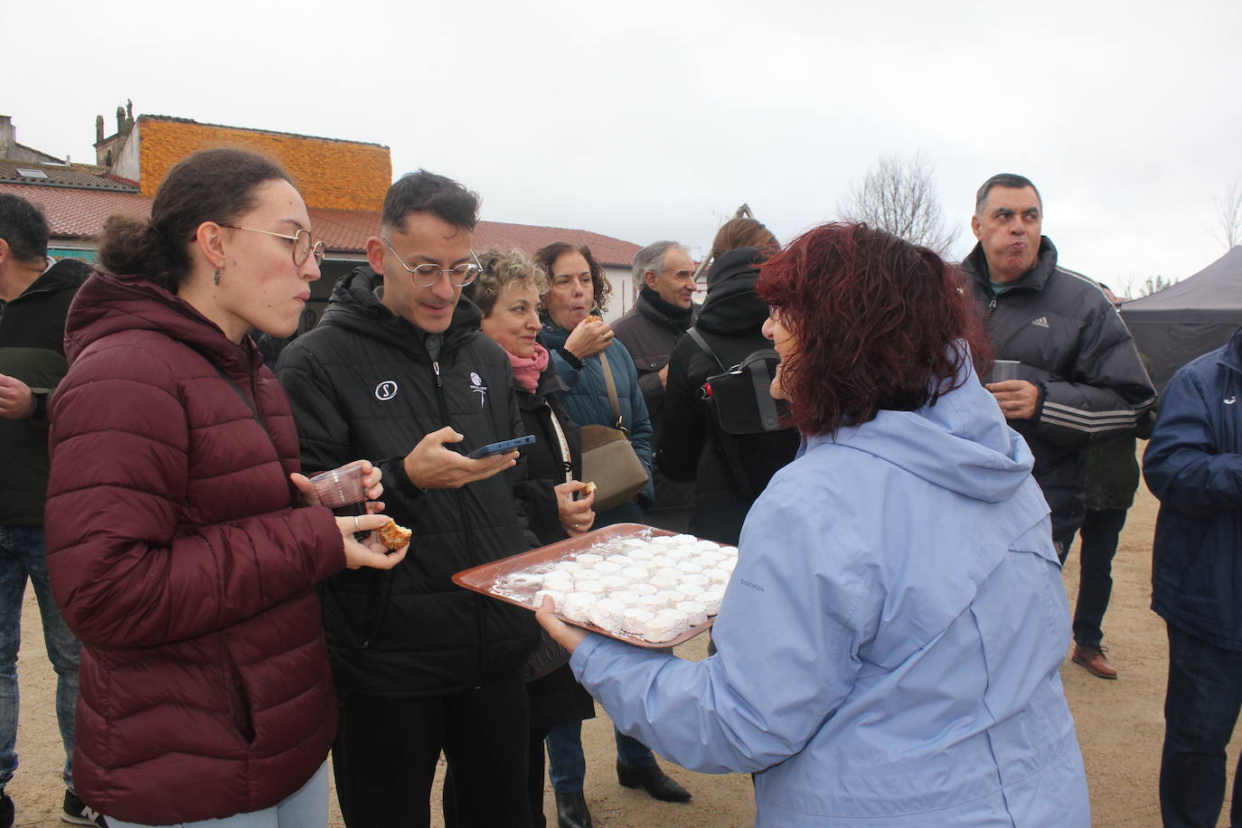 Brindis con vino y aguardiente en la Fiesta de la Matanza Tradicional de Barruecopardo