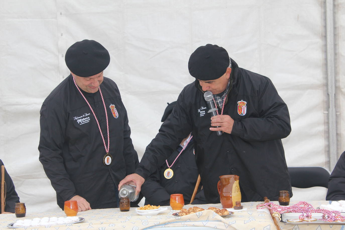 Brindis con vino y aguardiente en la Fiesta de la Matanza Tradicional de Barruecopardo