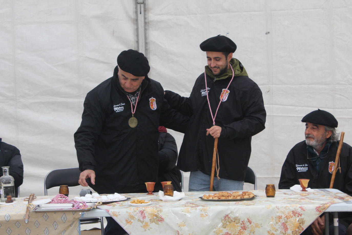 Brindis con vino y aguardiente en la Fiesta de la Matanza Tradicional de Barruecopardo