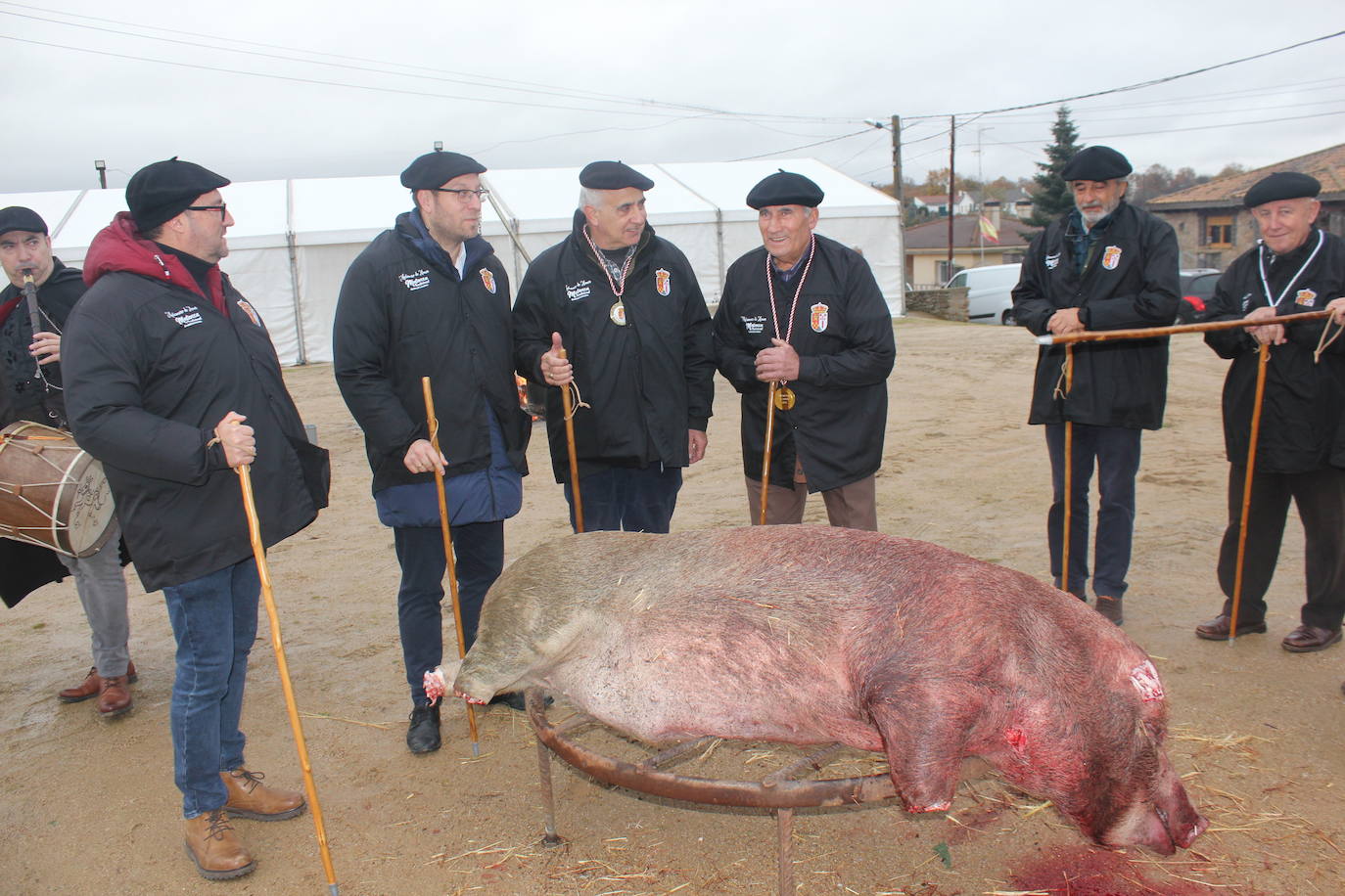 Brindis con vino y aguardiente en la Fiesta de la Matanza Tradicional de Barruecopardo