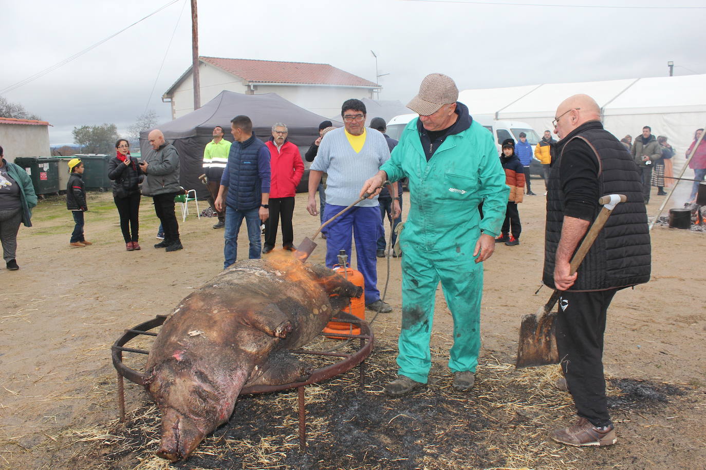 Brindis con vino y aguardiente en la Fiesta de la Matanza Tradicional de Barruecopardo