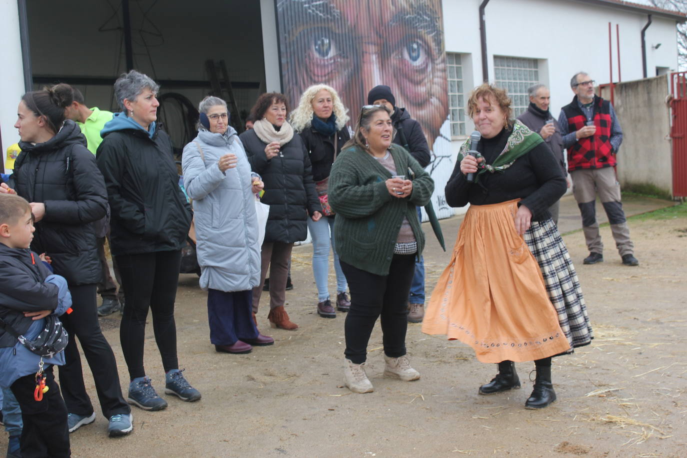 Brindis con vino y aguardiente en la Fiesta de la Matanza Tradicional de Barruecopardo
