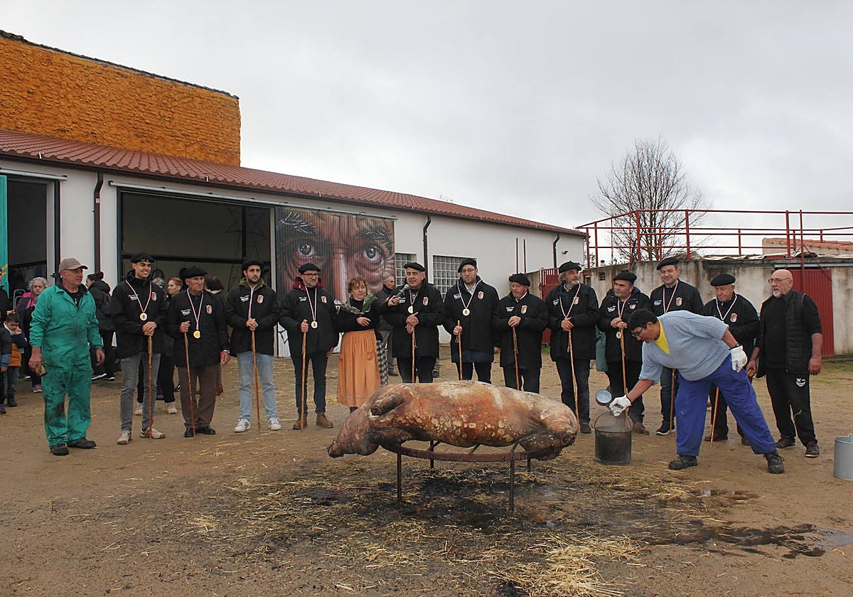 Brindis con vino y aguardiente en la Fiesta de la Matanza Tradicional de Barruecopardo