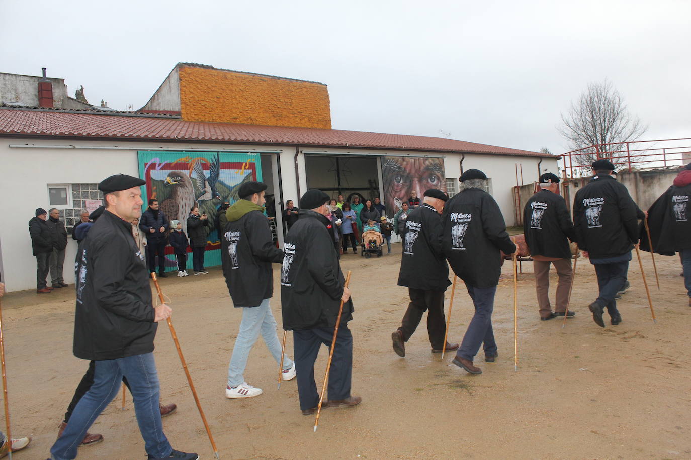 Brindis con vino y aguardiente en la Fiesta de la Matanza Tradicional de Barruecopardo