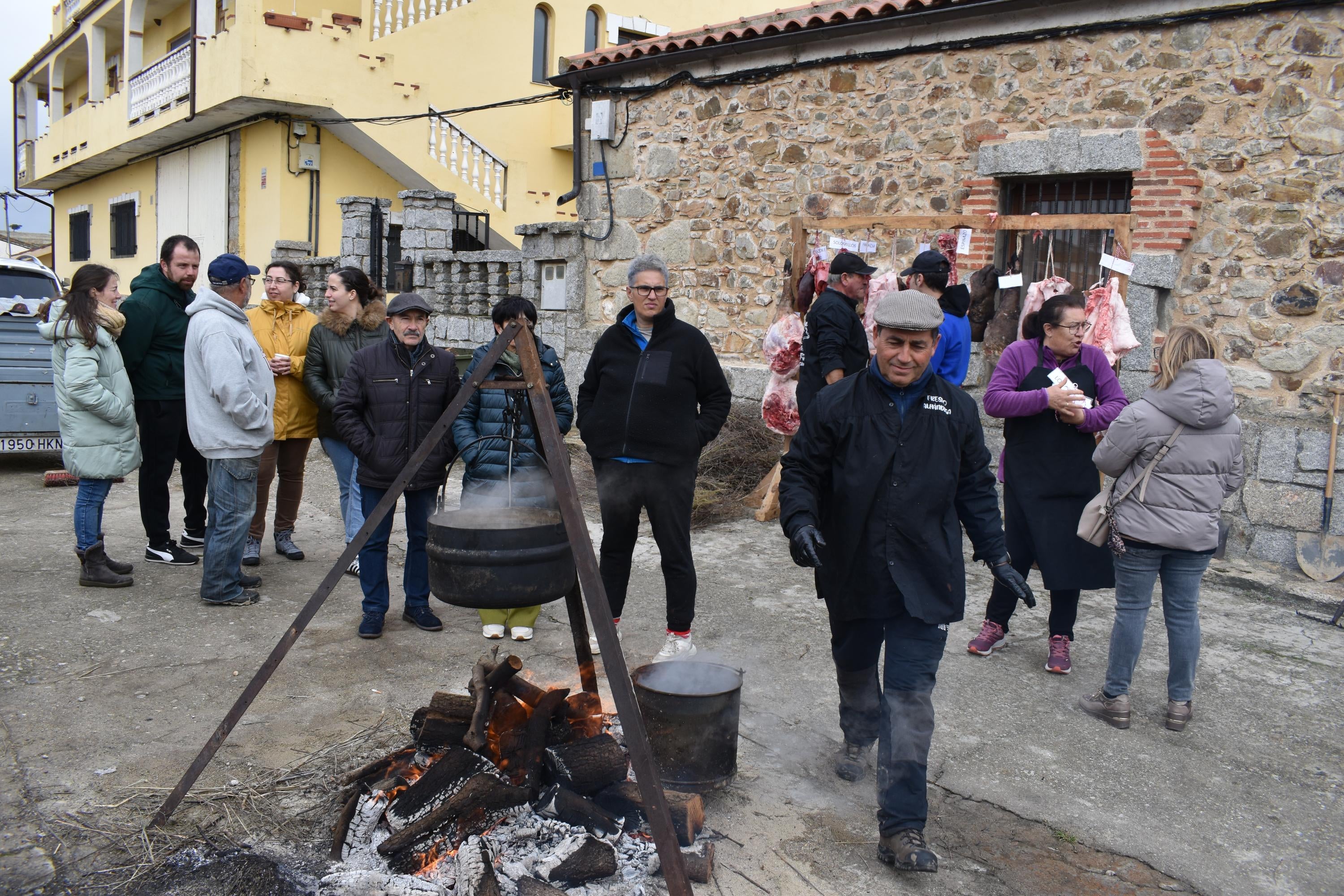 Fresno Alhándiga homenajea a los voluntarios de su matanza tradicional